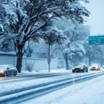 גלה מדוע סופת השלג הזו משתקת את המדינה בלי פאניקה ובלי הגזמה, וכיצד להתמודד עם האתגרים בצורה רגועה ומבוקרת.
