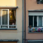 סיפור דרמטי בו אישה בחרה להזמין משטרה בעקבות בכי תינוק מהדירה הסמוכה, במקום לפנות לגישור או שיחה.