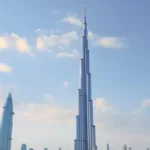 גלה מדוע העולם מריע לערב הסעודית על מגדל הקילומטר שלה, הבניין הגבוה ביותר שמסמל חדשנות והישגים אדירים.