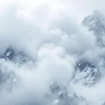 גלה מדוע סופות שלג מפלגות כל כך את מומחי האקלים וכיצד הן משפיעות על התחזיות וההבנה המדעית של שינויי האקלים.