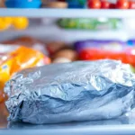 ניסיתי במשך 30 יום את טריק האלומיניום במקפיא וחשפתי למה כולם טעו – גלה את האמת והפתרון האמיתי לשמירה על טריות המזון במקפיא.