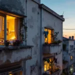 גלה מדוע שכנה הזעיקה משטרה בעקבות תינוק בוכה ואיך זה חולק את דעת הרשת.