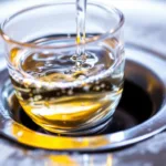 גלה את הטריק הפשוט והיעיל לפתיחת כל ביוב ללא חומץ או סודה לשתייה, עם חצי כוס בלבד!